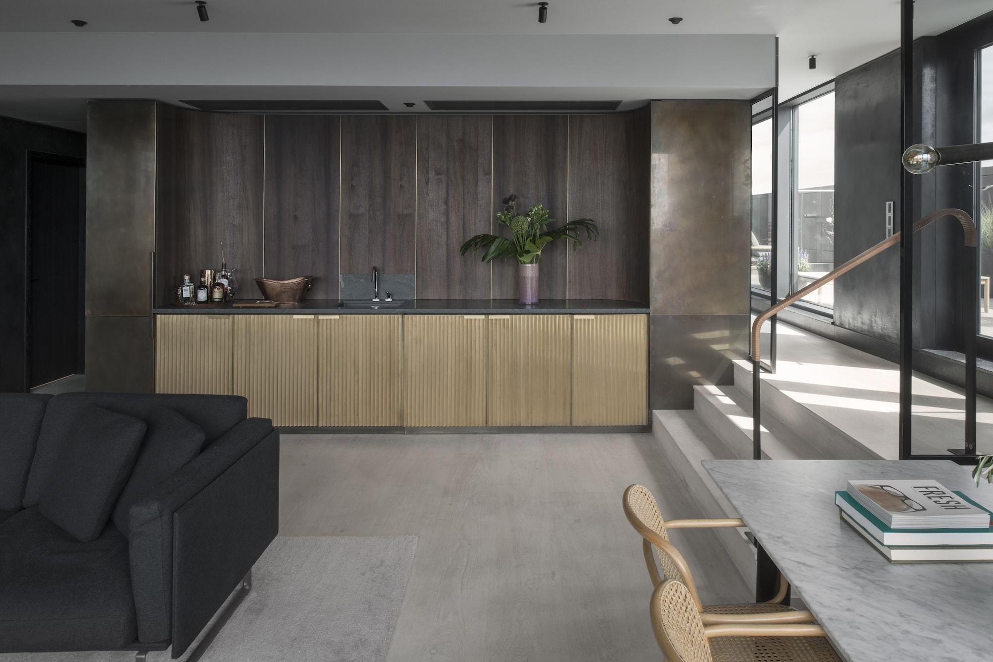 Hotell At Six